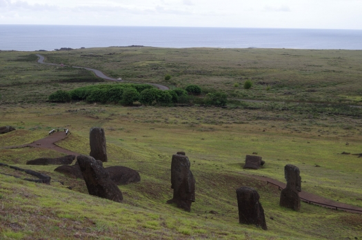 moai_and_sea.jpg